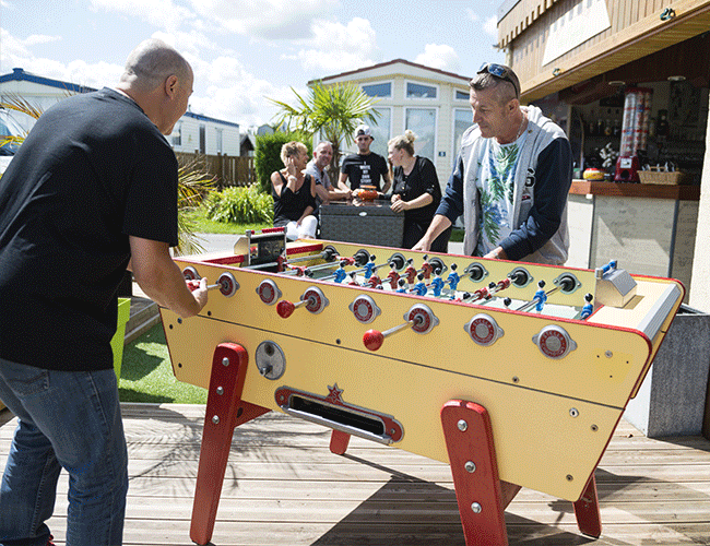 Equipe talentplug entrain de jouer au babyfoot Equipe talentplug entrain de jouer au babyfoot
